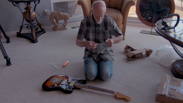 UNBOXING A FENDER JAZZMASTER смотреть онлайн