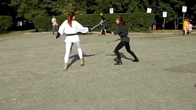 Девушки дерутся на мечах. Клуб исторического фехтования #Ловцы_Удачи, Донецк смотреть онлайн