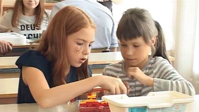 Зареченские школьники занимаются робототехникой в лагере при школе №218 смотреть онлайн