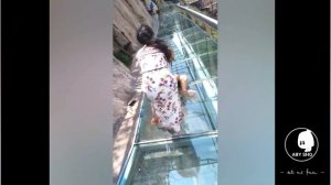 ? Смешная реакция людей. Приколы с людьми. Стеклянный мост в Китае.