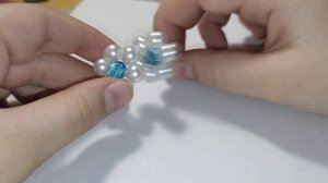 Как сделать красивый цветочек из бусин. Часть 1 *места не хватило* Во 2 части покажу вазочку с 💐.