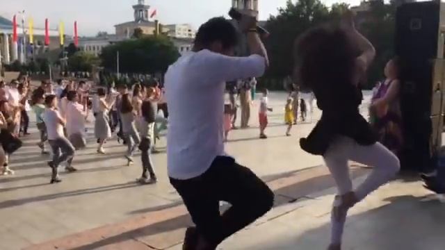 Танцевальный флешмоб у филармонии. Бишкек смотреть онлайн