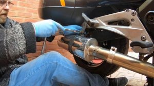 HOW TO....HONDA DEAUVILLE 650 REAR WHEEL REMOVAL - PART ONE