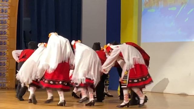 Очаровательная солистка в болгарском танце смотреть онлайн