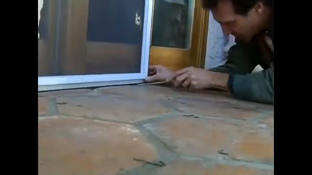 Putting a Sliding Screen Door in Track смотреть онлайн