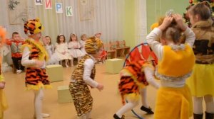 "Выступление дрессировщицы с тиграми" Новогодний утренник в детском саду