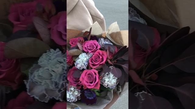 Букет цветов №74 из роз, амемонов, гвоздик, котинуса смотреть онлайн