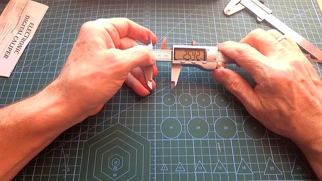 Штангенциркуль электронный металлический и пенал для хранения