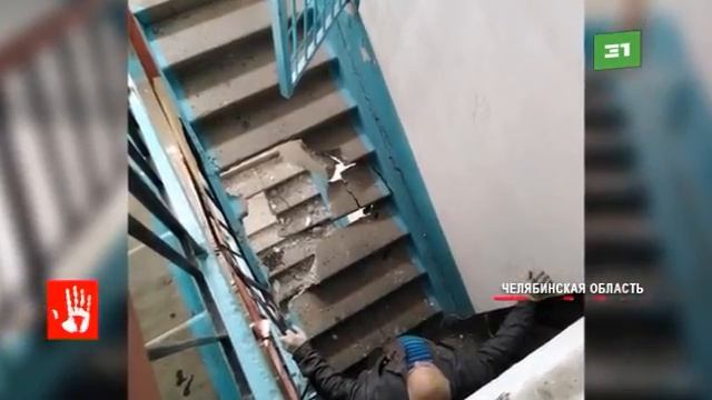 Ремонтировали лифт — сломали лестницу В Челябинской области мотор лифта пробил пролёты трёх этажей смотреть онлайн
