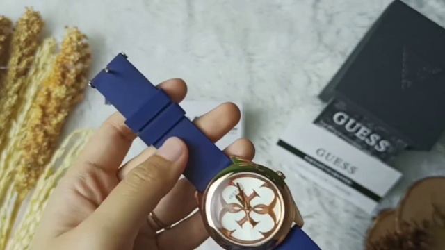 Guess Silver Dial Blue Rubber смотреть онлайн
