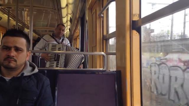 Музыкант играет на аккордеоне в поезде, Париж смотреть онлайн
