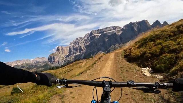 @GoPro Hero 10 Mountain Biking 4K 60 SuperView & HyperSmooth Boost, raw clip смотреть онлайн