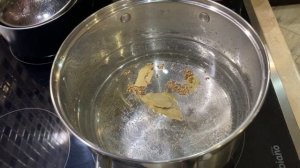 Простой рецепт: свиные щечки, вареные в специях.