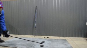 обучение поднимать шайбу на клюшку