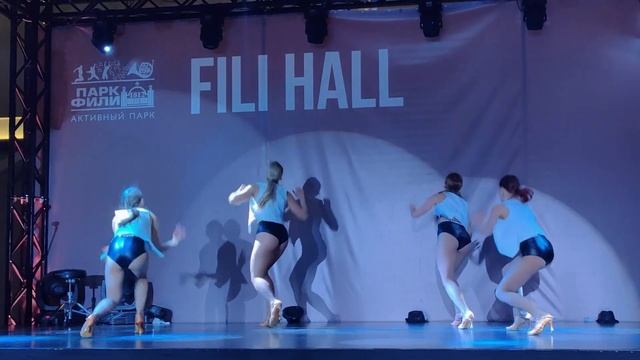 Эффектный танцевальный номер под любимые песни "Old school dance" смотреть онлайн