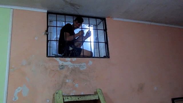 Ужас. Парня на 10 часов закрыли в клетке размером 1*1 метр. (нарезка) смотреть онлайн