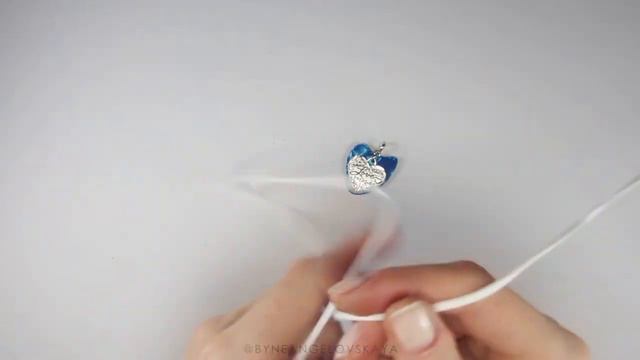 DIY | Guitar Pick Pendants | Подвески из медиаторов за 2 минуты смотреть онлайн