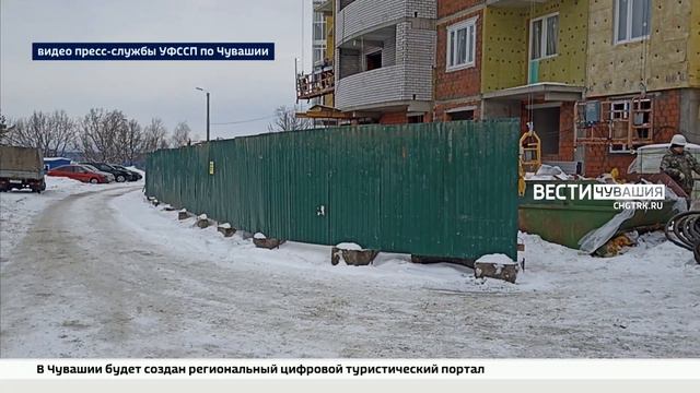 Чебоксарцы через суд отвоевали у стройкомпании доступ к тротуару и дороге смотреть онлайн