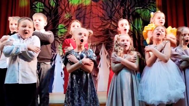 Еще одним волшебным мероприятием в нашей школе стал новогодний концерт студии эстрадного вокала "Вес смотреть онлайн