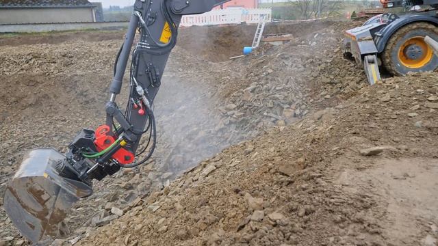 Volvo's largest wheeled excavator, Rinnen's brand new EW 220E смотреть онлайн