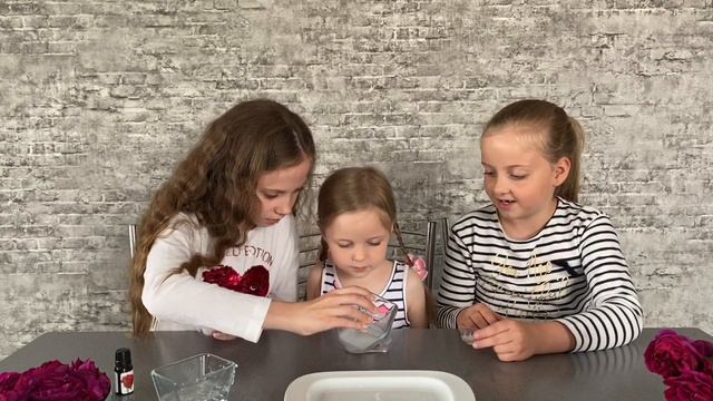 Вика, София и Милана делают классное мыло смотреть онлайн