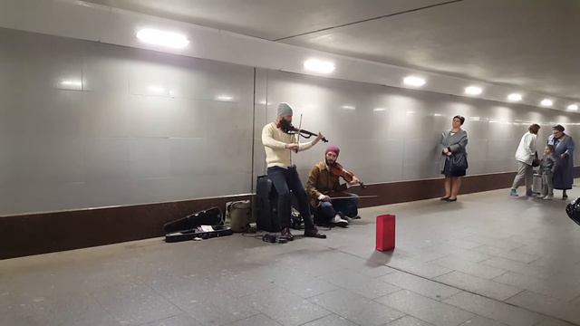 Парни волшебно играют на скрипках. смотреть онлайн