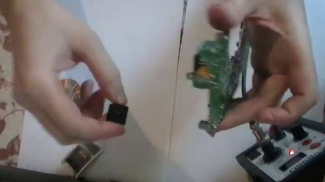 Очень простой способ, как отпаять микросхему, реле и другие детали с платы смотреть онлайн