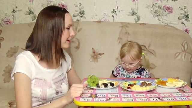 УГАДАЙ ВКУС ЕДЫ ♥ Веселая детская игра ♥ Ребенок 3 года смотреть онлайн