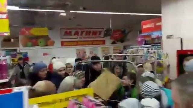Воронежцы передрались в гипермаркете из-за акции с наклейками смотреть онлайн