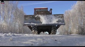 Трактор ДТ-75 На новых гусеницах толкает навоз