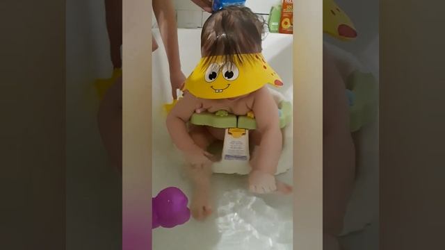 Как помыть голову малышу без слез/моем голову малышу/ Матвейка купается смотреть онлайн