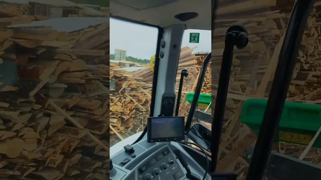 Трактор Valtra T 194 с рубилкой Jenz HEM 561 смотреть онлайн