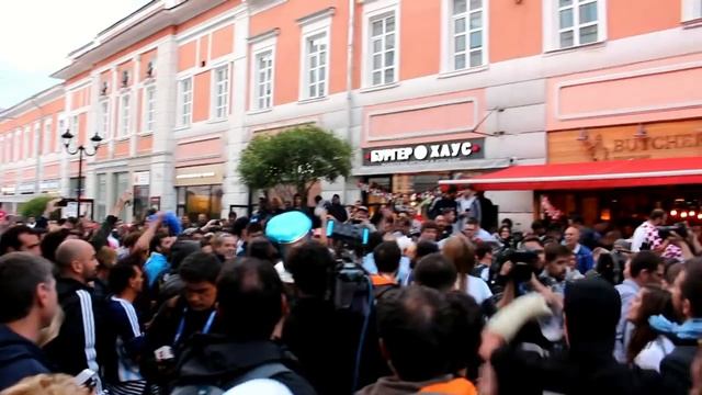 Аргентинские и хорватские футбольные фанаты в Нижнем Новгороде смотреть онлайн