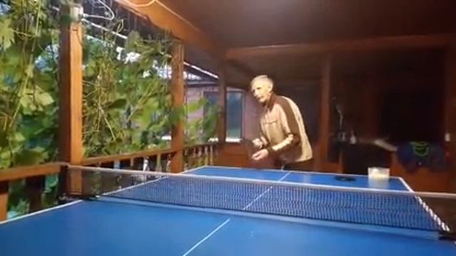 Занятия по настольному теннису. Подачи справа с боковым и нижним вращением смотреть онлайн
