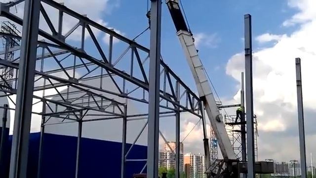 Монтаж металлической фермы длиной 24 метра