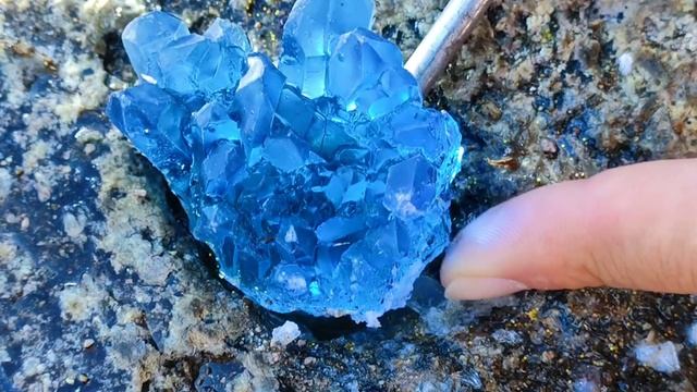 The biggest blue crystal! Crystals grow on the surface of the rock. Gems, diamonds, amber 钻石，琥珀，宝石 смотреть онлайн