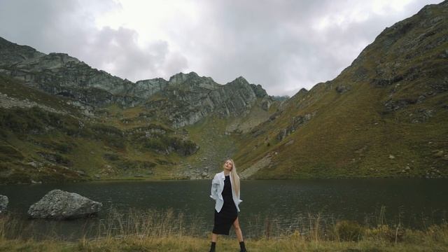 SAVAGE/Fashion style. Cinematic video. Travel nature. Lake in the mountains. SONY A7III смотреть онлайн