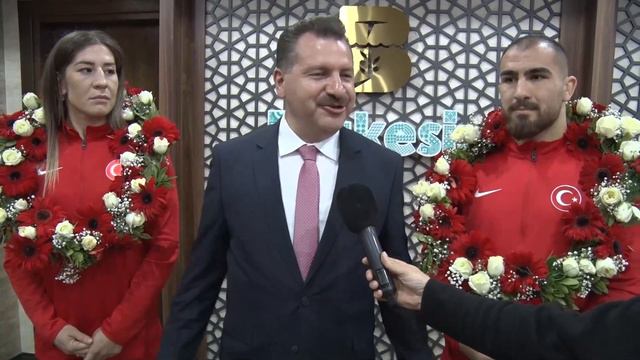 Yasemin Adar Yiğit ile Feyzullah Aktürk Balıkesir Yürüyüşü смотреть онлайн