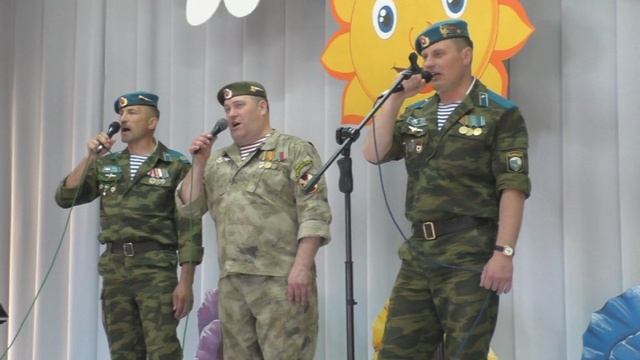Поет группа "Десантура" смотреть онлайн