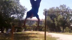 Видео для турникменов мальчик делает свечку