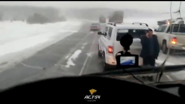 Боковой ветер снес фуры смотреть онлайн