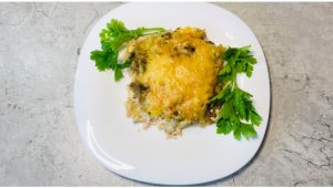 Горбуша, запечённая с картофелем, грибами и сыром, - вкусное блюдо на ужин или праздничный стол