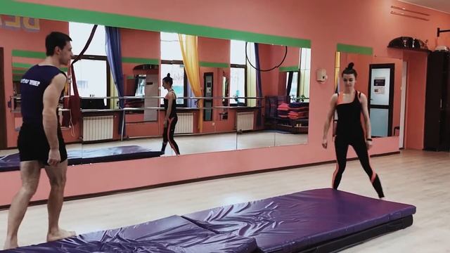 Тренер Андрей с ученицей на акробатике в школе Beauty Linsale