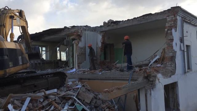 Гусеничный экскаватор CAT 320 демонтирует железобетонные плиты в Калуге смотреть онлайн