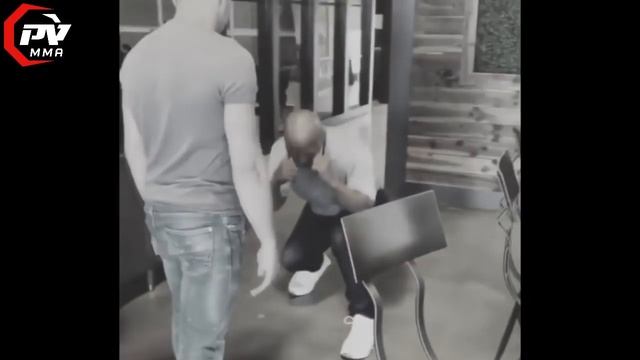 Майк Тайсон показывает как надо двигаться / Мастер класс от Тайсона смотреть онлайн