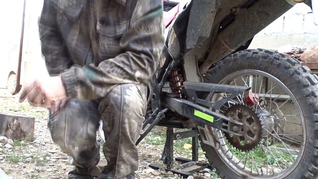 Motoland Dakar 250ST - ставлю сальниковую цепь. 18+ смотреть онлайн