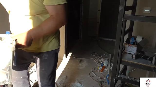 Начал ремонт второй комнаты.Демонтировал дверь и заложил кирпичом дверной проём. смотреть онлайн