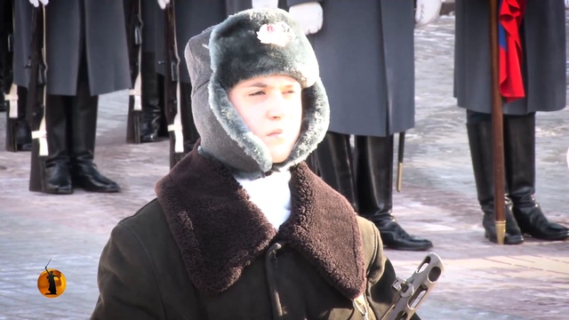 В Волгограде у Вечного огня горожане и представители власти почтили память защитников Сталинграда. смотреть онлайн