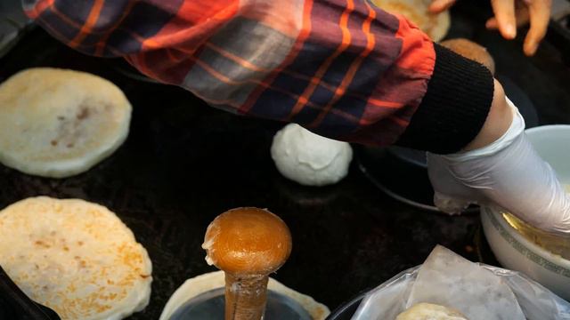 "설마 이게 다 호떡 손님이에요?" 웨이팅 기본 20분! 대구서문시장 40년 전통 할매호떡Korean pancake"Hotteok"/Korean street food смотреть онлайн