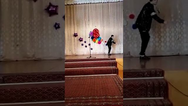 Десятиклассник в канун 8-ого марта, в подарок учителям, исполнил номер Майкла Джексона. смотреть онлайн